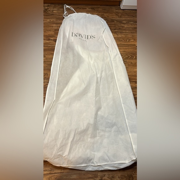 I only worn it once for my graduation it’s in really good shape comes with a bag - Picture 3 of 7